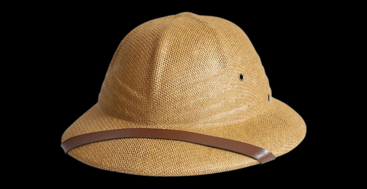 Ein Strohhut mit gebogener Krempe und braunem Lederband, fotografiert vor schwarzem Hintergrund.