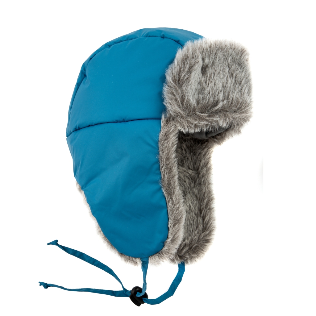 Eine blaue Wintermütze im Bomberstil mit dickem grauem a5> Kunstfell Futter und Ohrenklappen mit gebunden mit zwei blauen Bändern.