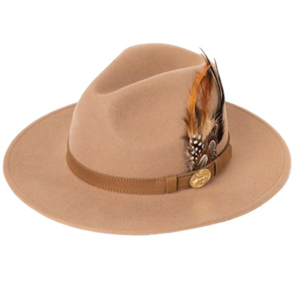 Un chapeau trilby en feutre beige avec un étroit ruban en cuir marron et des plumes décoratives sur le côté.