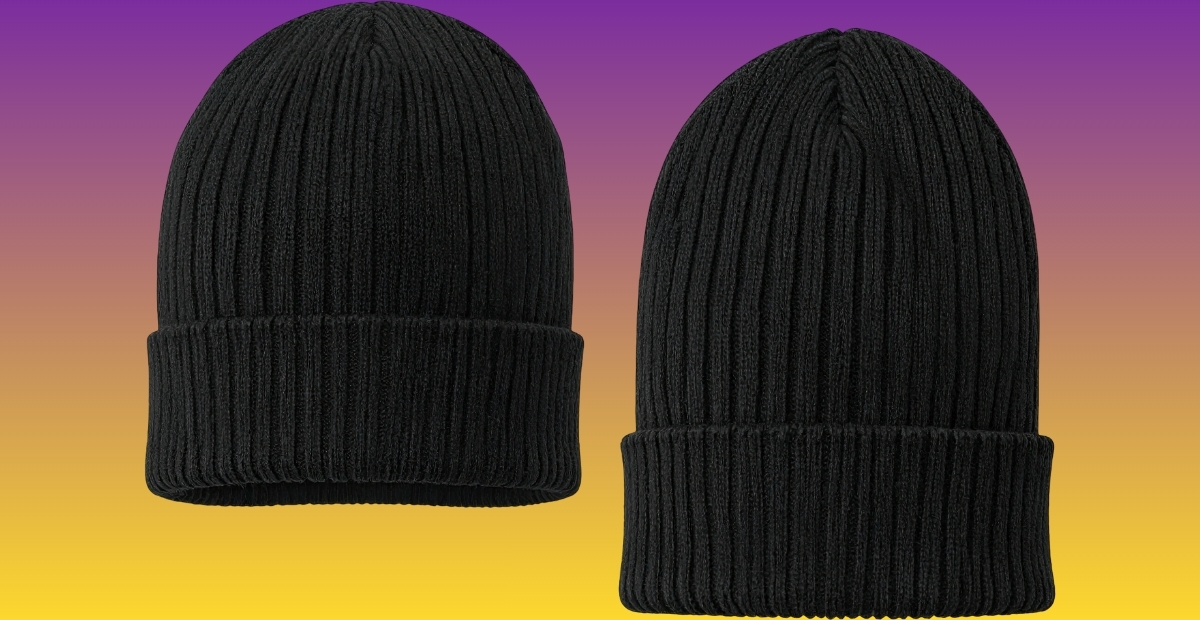 Deux bonnets noirs discrets en tricot avec revers repliés, placés côte à côte sur un fond dégradé violet à jaune.