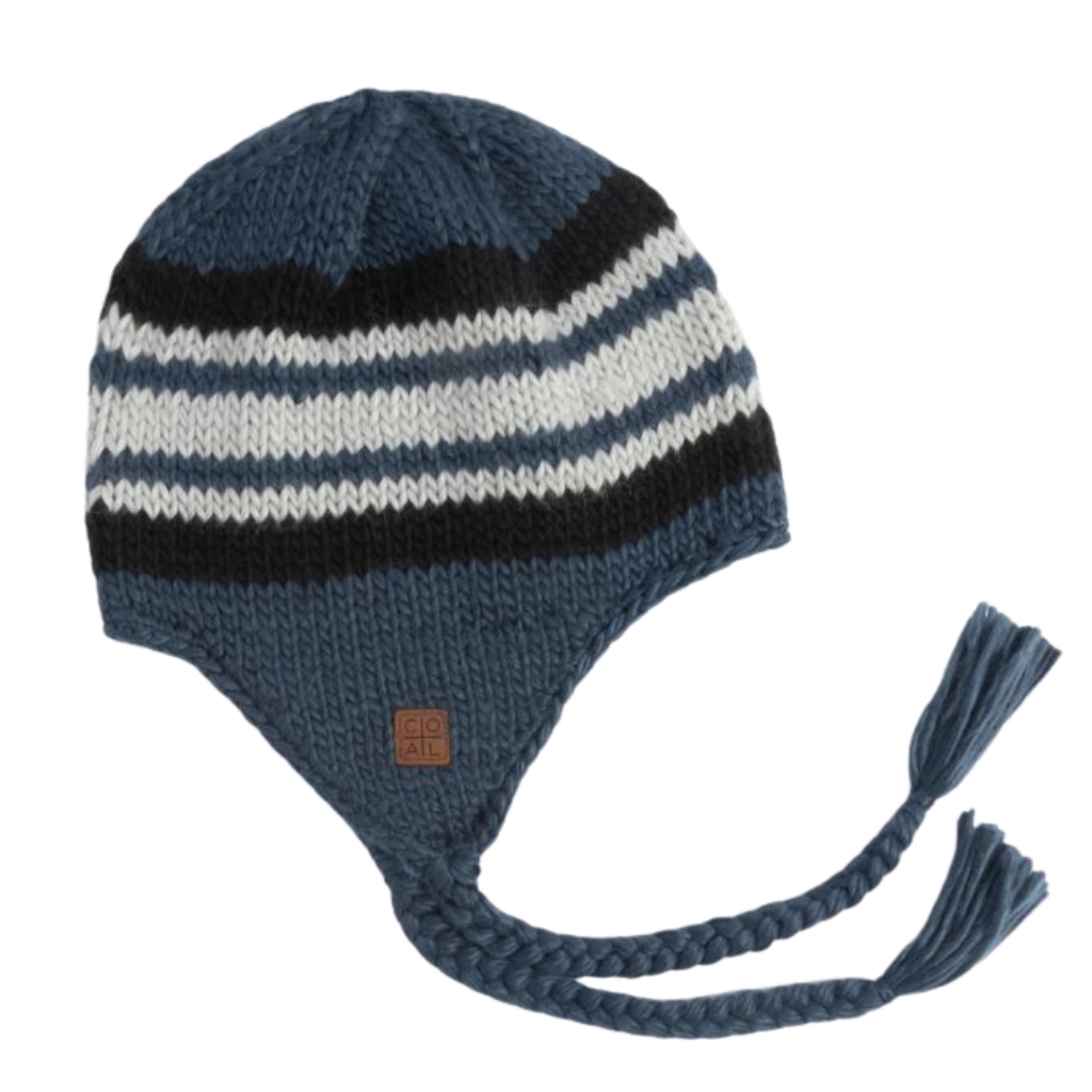 Gorro de invierno de punto azul con orejeras y borlas trenzadas, con rayas blancas y azul oscuro sobre fondo blanco.