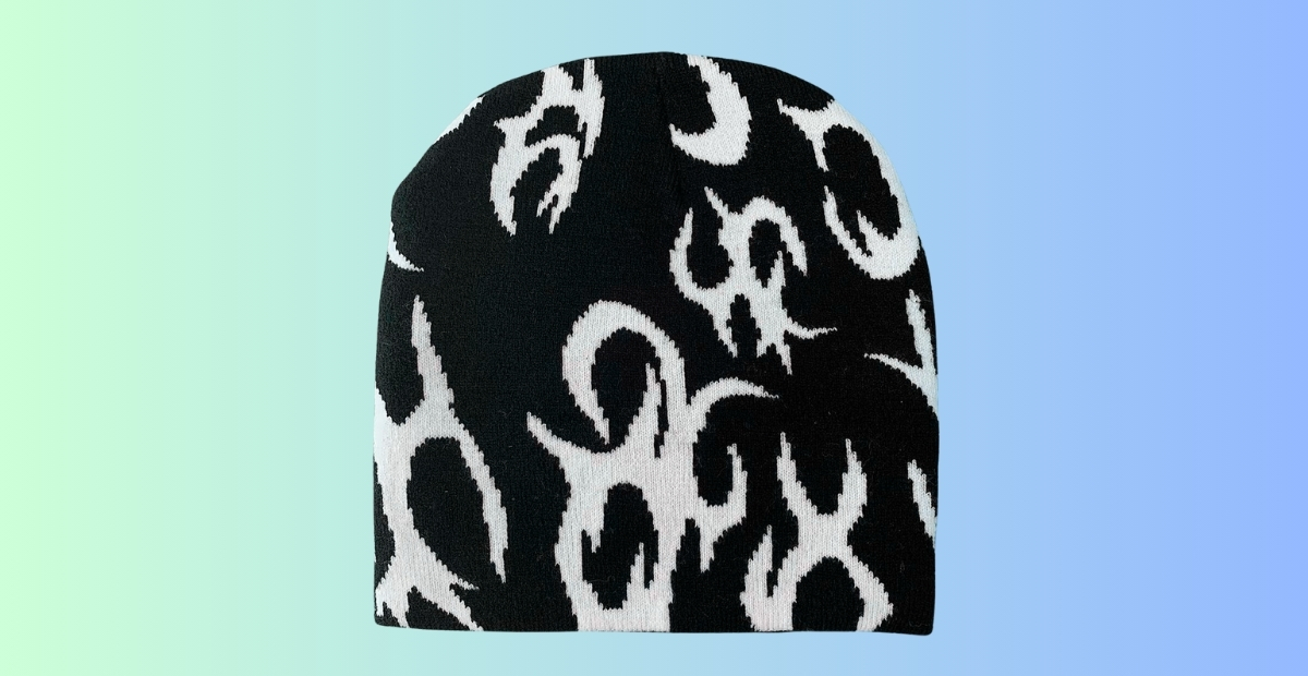 Bonnet streetwear à motifs noir et blanc avec un motif abstrait en boucles sur un fond dégradé clair.