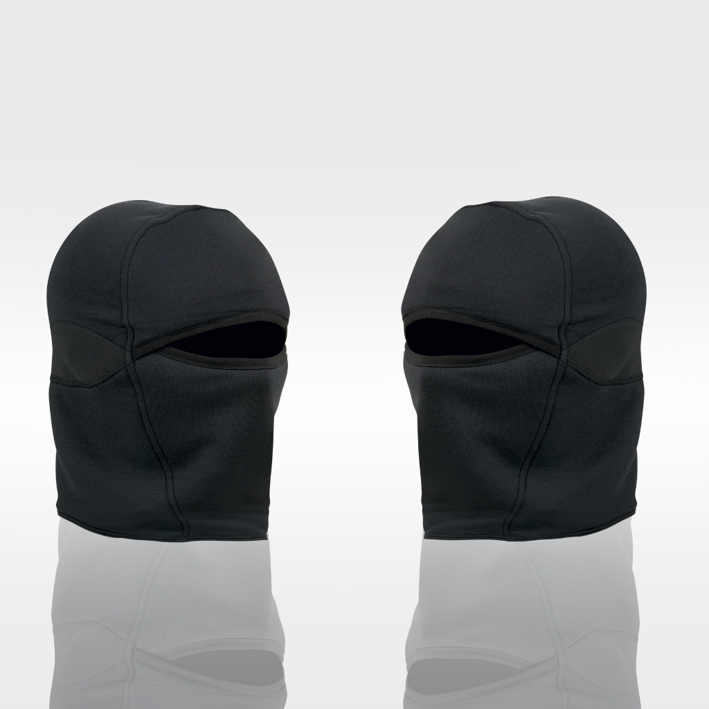 Dos pasamontañas negros (pasamontañas de esquí que cubren todo el rostro) colocados uno al lado del otro sobre un fondo gris claro degradado, mostrando las aberturas para los ojos y la boca.
