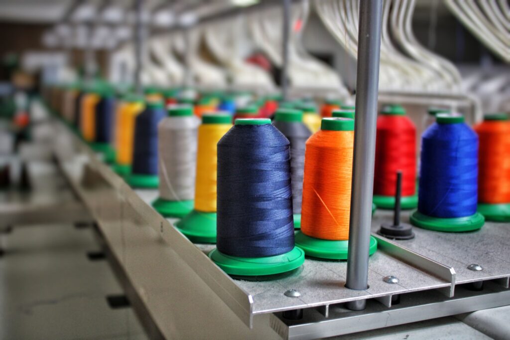 Rangée de cônes de fil colorés sur une machine à broder industrielle