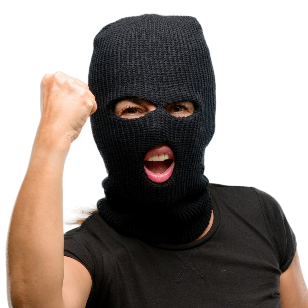 Eine Person, die eine schwarze Strickmütze mit Augen- und Mundöffnungen trägt und in einer Siegespose die Faust hebt.