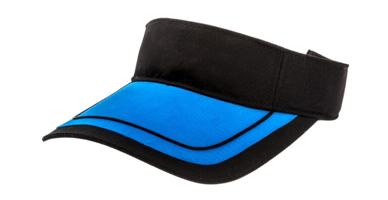 Eine Polyester-Schirmmütze mit schwarzer Krone und hellblauem, gebogenem Schirm, im Profil gezeigt.