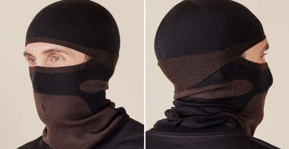 Schwarze und braune Strick-Sturmhaube, die Kopf und Hals bedeckt und mit Augenöffnungen versehen ist.<br>