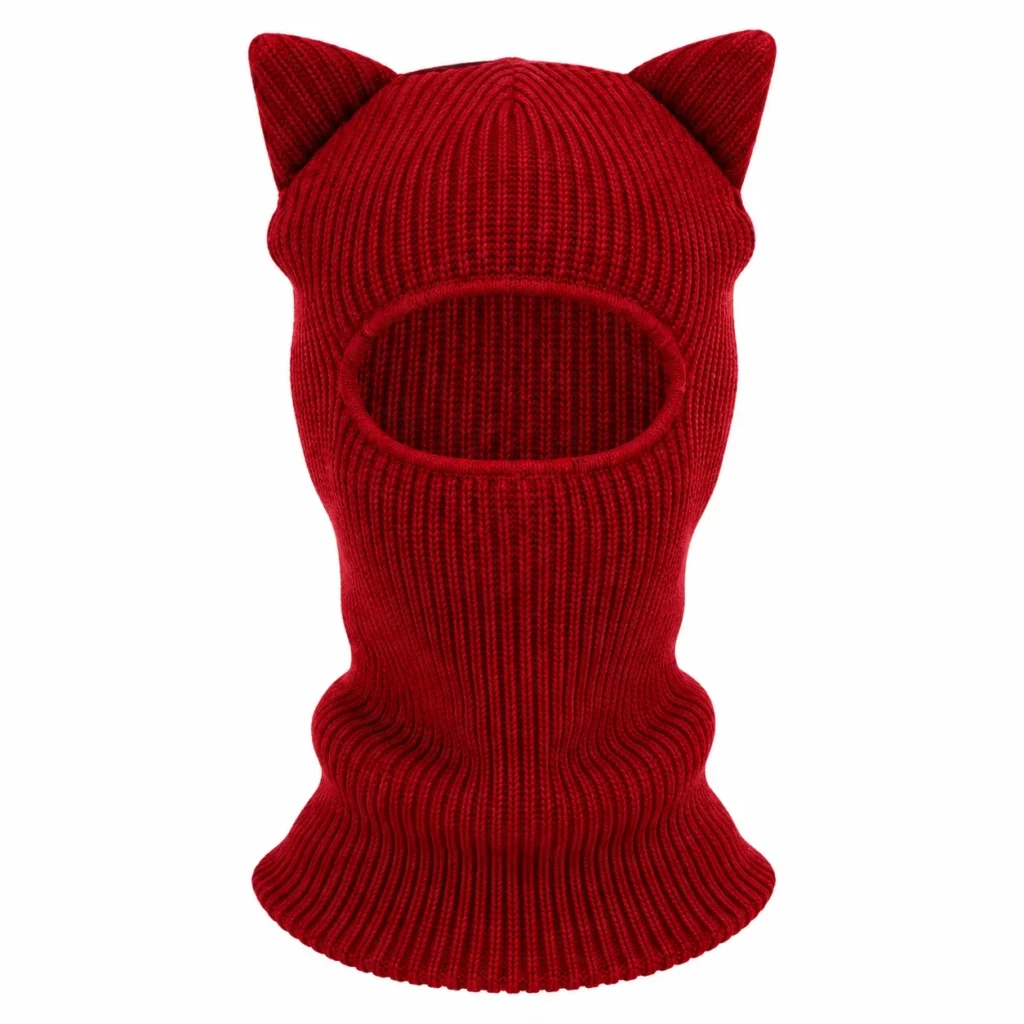 Vue de face de la cagoule tricotée rouge à oreilles de chat