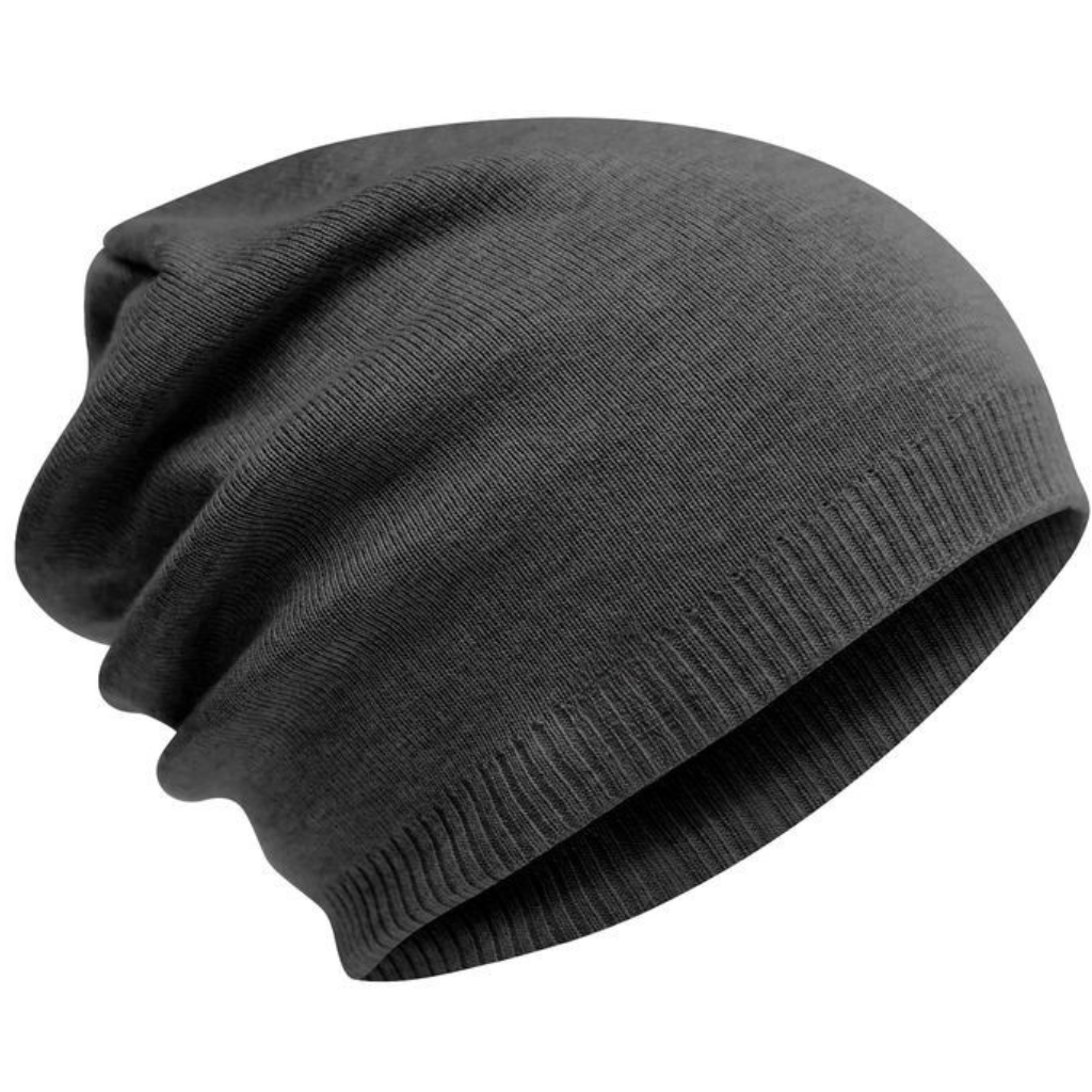 Eine dunkelgraue Strickmütze mit breitem Rippbündchen, umgeschlagenem Rand und weicher, lässiger Form.