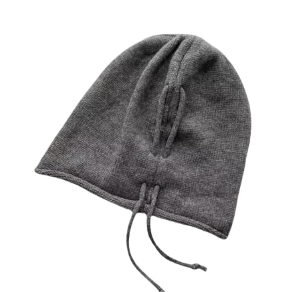 Gorro gris con cordón, fruncido en la parte superior y dos lazos que cuelgan del borde inferior.
