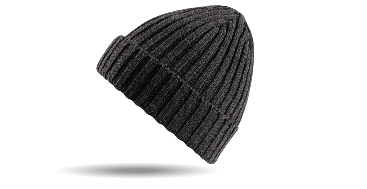 Dunkelgraue Strickmütze mit geripptem Muster und umgeschlagenem Rand, leicht schräg geschnitten und mit einem weichen Schatten darüber.