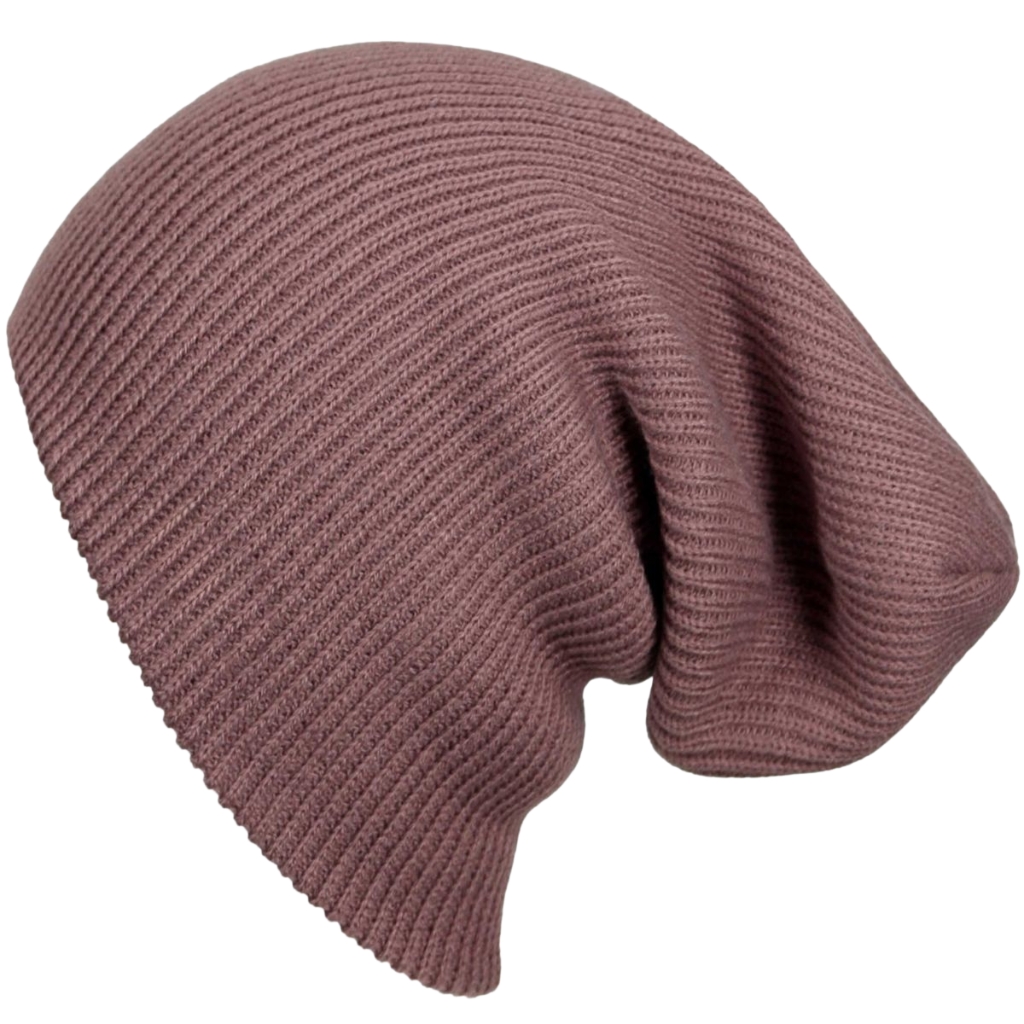 Eine weiche, übergroße Strickmütze in Altrosa mit grober Rippstruktur, flach auf einem weißen Hintergrund liegend.