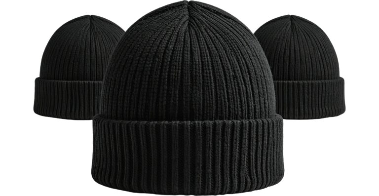 Drei schwarze Strickmützen mit breiten Umschlägen, in einer Reihe angeordnet