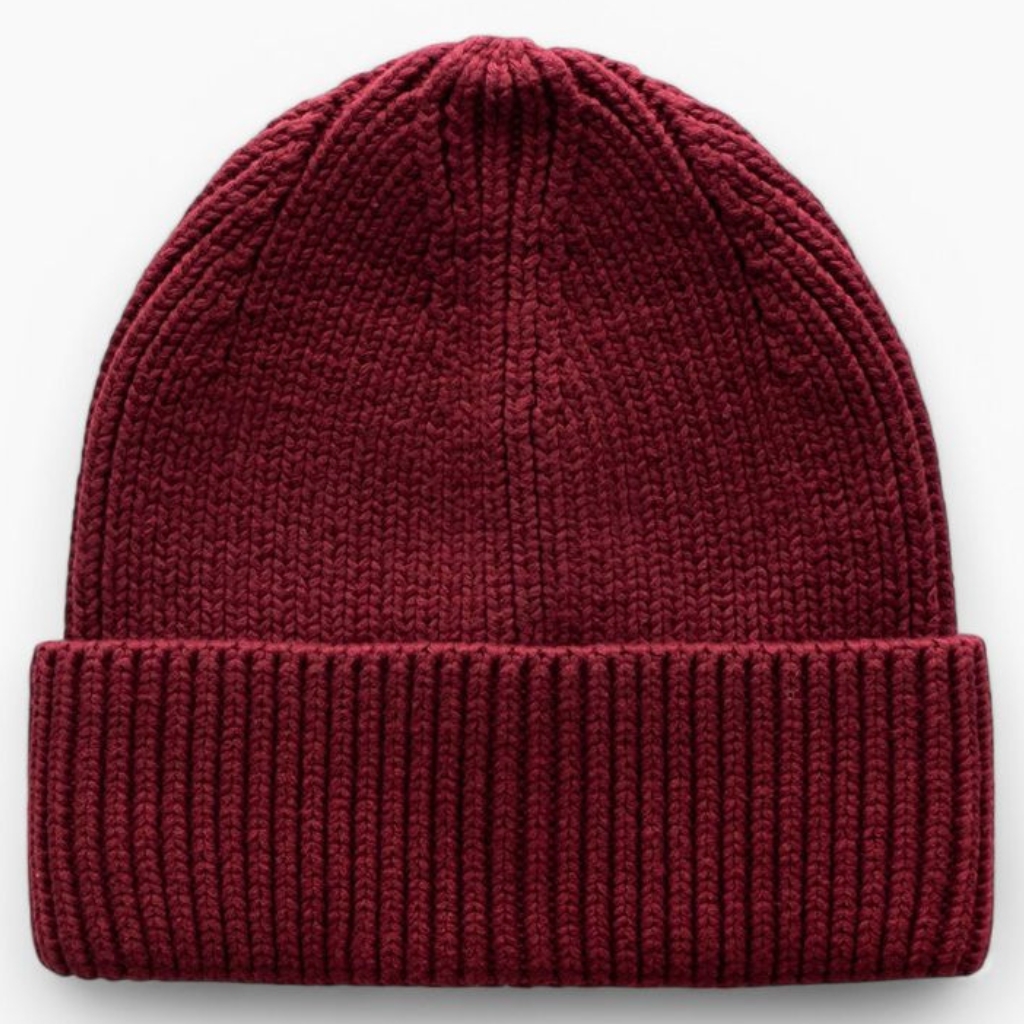 Eine burgunderrote Strickmütze mit breitem Umschlag.