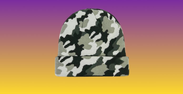 Mütze mit Camouflage-Muster in Grün-, Grau- und Schwarztönen vor einem Hintergrund mit Farbverlauf von Lila zu Gelb.