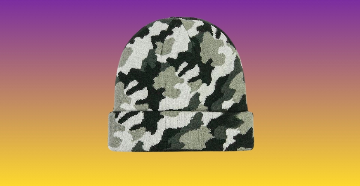 Mütze mit Camouflage-Muster in Grün-, Grau- und Schwarztönen vor einem Hintergrund mit Farbverlauf von Lila zu Gelb.