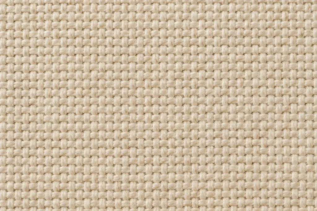 Gros plan d’une toile de coton écrue à l’armure toile dense