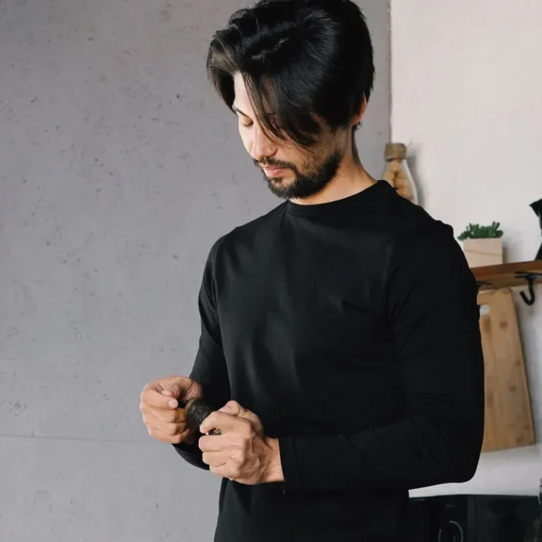 Hombre con una camiseta base negra ajustada de manga larga