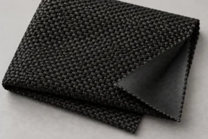Nylon-Oxford (Verstärkungseinsätze): schwarzes Nylon-Oxford-Muster, dessen PU-beschichtete Rückseite an einer umgeschlagenen Ecke sichtbar ist