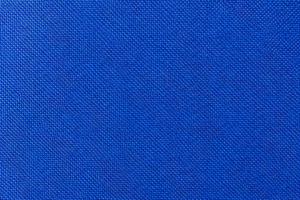 Polyester-Pongee-Oberstoff: Nahaufnahme von königsblauem Polyester-Pongee mit feiner, dichter Leinwandbindung