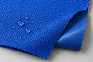 Polyester-Pongee-Oberstoff: königsblaues Pongee-Muster, auf dessen Vorderseite Wassertropfen abperlen