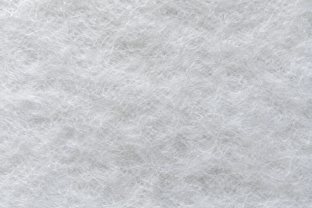 Ouate polyester (rembourrage) : gros plan des fibres d’une ouate polyester blanche