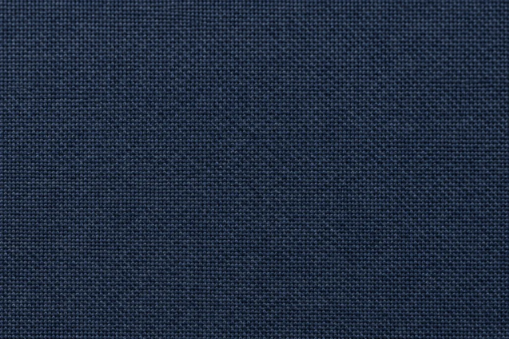Gros plan d’un tissu extérieur laminé 3 couches bleu marine, endroit tissé