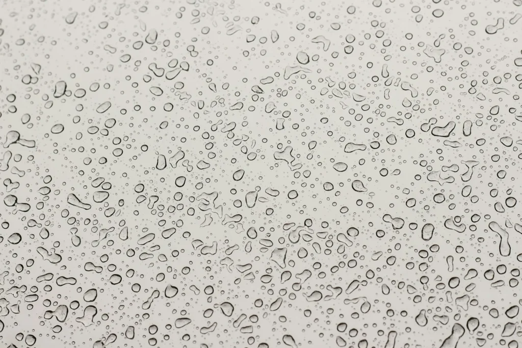 Gouttes d’eau sur une surface grise