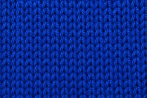 Acrylgarn: Nahaufnahme eines Strickmusters aus königsblauem Strickgarn aus 100 % Acryl