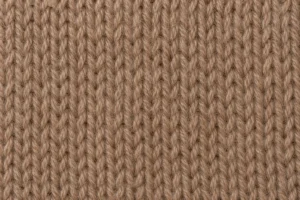 Alpakagarn: Nahaufnahme eines Strickmusters aus naturfarbenem rehbraunem Alpakagarn