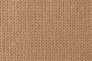 Hilo de cachemira: primer plano de una muestra de punto en hilo de cachemira fina color camel