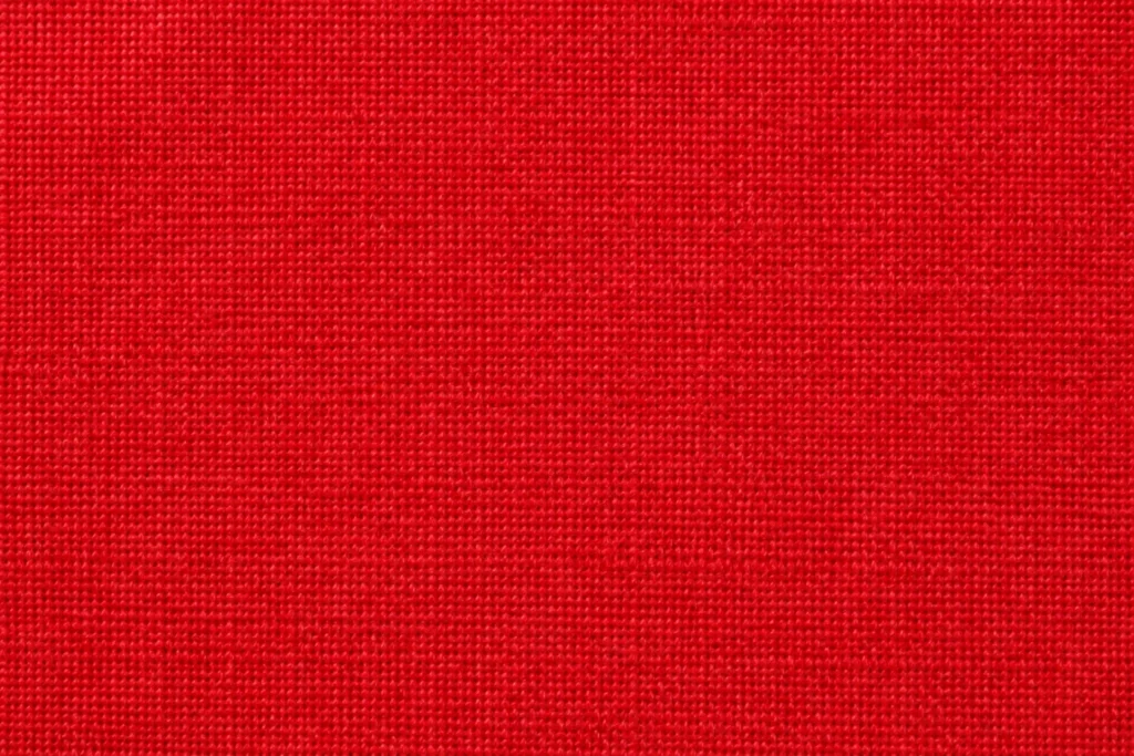 Coton pour bandanas (popeline) : gros plan d’un tissu de bandana en coton rouge uni à l’armure popeline fine