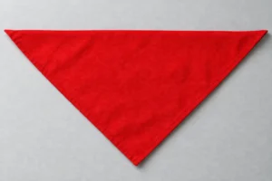 Coton pour bandanas (popeline) : carré de coton rouge uni plié en triangle de bandana