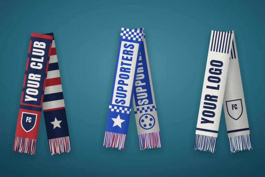 Tres bufandas de aficionado de jacquard de punto con flecos y los textos de ejemplo Your Club, Supporters y Your Logo