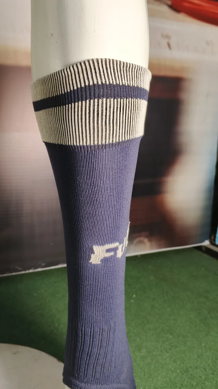 Medias de fútbol con estribo – En una pierna de exhibición