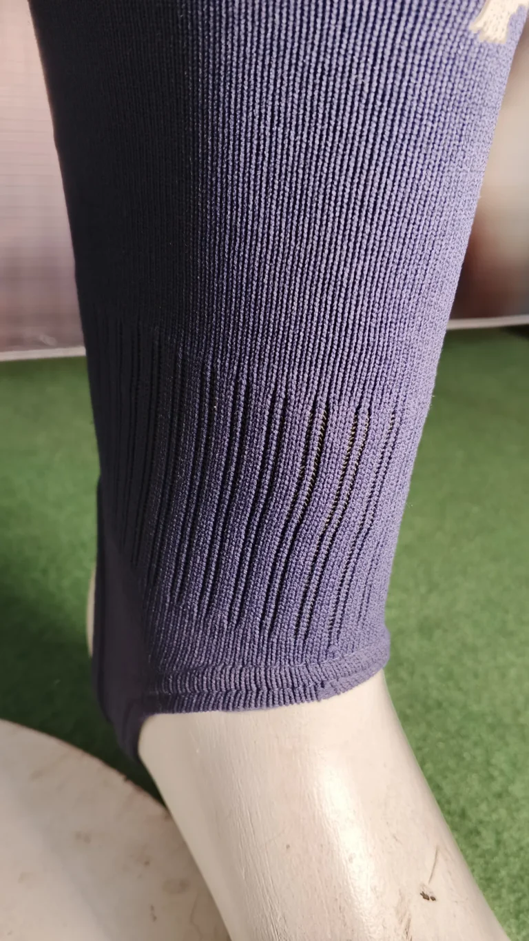 Medias de fútbol con estribo – Abertura del estribo