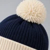 Gorro con pompón personalizado – Vuelta bicolor, pompón de hilo – Imagen 3 de 3
