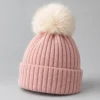 Bonnet à pompon en fausse fourrure personnalisé – Pompon amovible – Image 1 sur 3