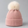 Bonnet à pompon en fausse fourrure personnalisé – Pompon amovible – Image 2 sur 3