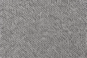 Fil mérinos/nylon pour chaussettes : gros plan d’une fine maille de chaussette en fil de laine mérinos et nylon gris chiné pour chaussettes