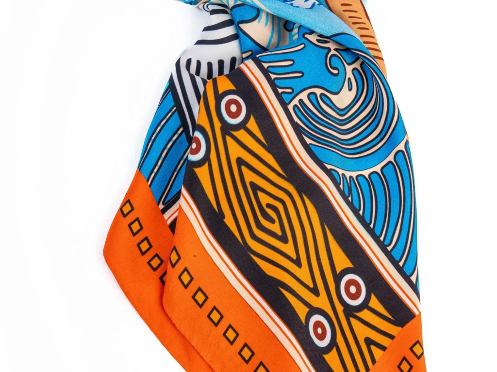 Bedrucktes quadratisches Seidentuch mit geometrischem Muster in Orange und Blau