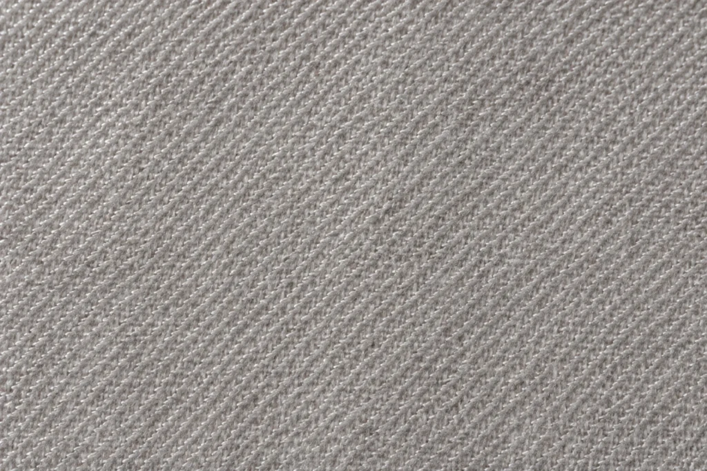 Nahaufnahme von taubengrauem Pashmina mit feiner, leichter Bindung