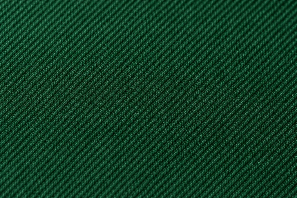 Sergé polyester-coton (65/35) : gros plan d’un sergé polyester-coton vert bouteille