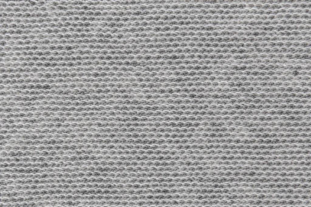 Gros plan de l’envers bouclé d’un molleton bouclette (french terry) polyester gris clair