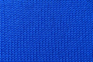 Polyester/Nylon-Funktionssockengarn: Nahaufnahme eines feinen Sockenstricks aus leuchtend königsblauem Funktionssockengarn aus Polyester und Nylon