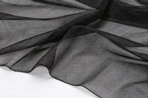 Schwarzes Power-Mesh-Muster, in weichen, halbtransparenten Falten drapiert
