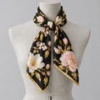 Pañuelo cuadrado de sarga de seda estampado – Imagen 2 de 3