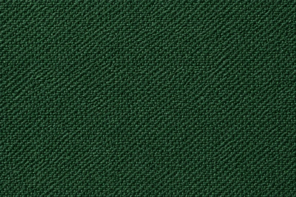 Tejido exterior de poliéster reciclado (rPET): primer plano de tejido exterior de poliéster reciclado verde bosque con un ligamento de sarga fino