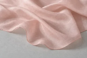 Habotai de soie rose poudré drapé avec souplesse en plis légers