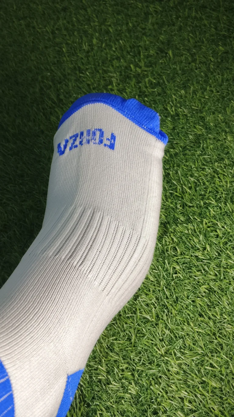 Striped sports crew socks – Sole detail
